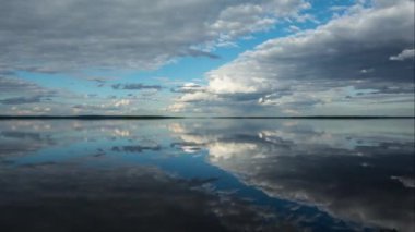 Laponya, Finlandiya 'daki Lokka rezervinin üzerindeki bulutların hızlandırılması