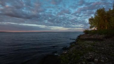 Laponya, Finlandiya 'daki Lokka rezervuarının üzerindeki bulutların zaman atlaması