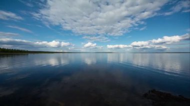 Laponya, Finlandiya 'daki Lokka rezervinin üzerindeki bulutların hızlandırılması