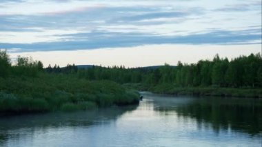 Finlandiya 'da, Tankajoki nehrinin kıyısında gece vakti.