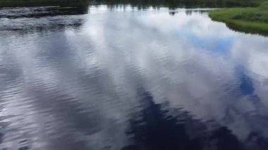 Lapland, Finlandiya 'da nehir üzerinde alçak irtifa uçuşu