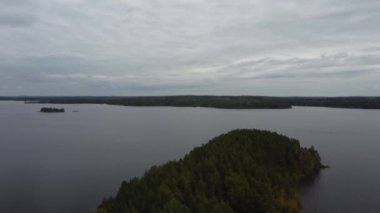Finlandiya, Nasijarvi gölündeki bir orman adasının üzerinde uçmak