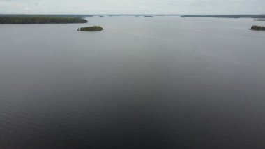 Finlandiya, Nasijarvi gölündeki bir orman adasının üzerinde uçmak