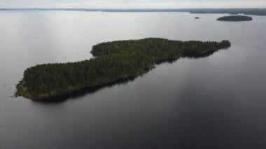Finlandiya, Nasijarvi gölündeki bir orman adasının üzerinde uçmak