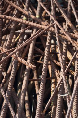 Eski ve paslı çelik demirler yıllarca açık havada bırakılmıştı.