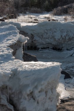 Finlandiya 'da kışın Bothnia Körfezi' nin donmuş kıyılarında buz oluşumları
