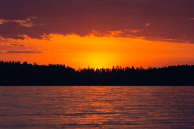 Günbatımından hemen sonra Nasijarvi, Tampere, Finlandiya 'da bir orman ve göl üzerinde renkli bir gökyüzü.