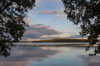 Finlandiya, Kangasala 'da ağaçların arasından huzurlu bir göl manzarası