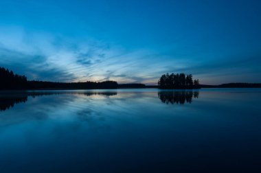 Finlandiya 'da göl kenarındaki ormanlarda sonbahar gecesi manzarası