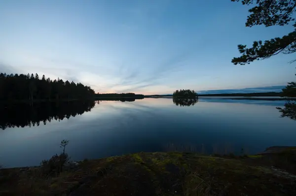 Finlandiya 'da bir gölün kıyısında sonbahar gecesi manzarası