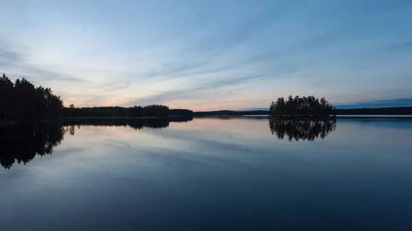 Finlandiya 'da göl kenarında akşam manzarası