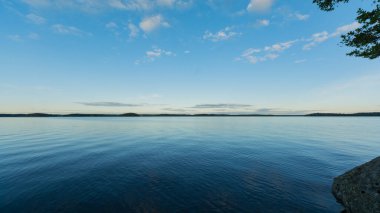 Yazın Finlandiya 'da akşam gölü manzarası