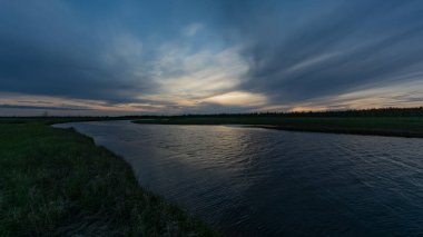Finlandiya 'daki Luirojoki nehrinde yaz gecesi.
