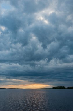 Finlandiya 'daki Porttipahta rezervuarında dramatik bulutlar vardır.