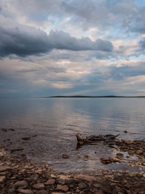 Finlandiya 'daki Porttipahta rezervuarında yaz akşamı