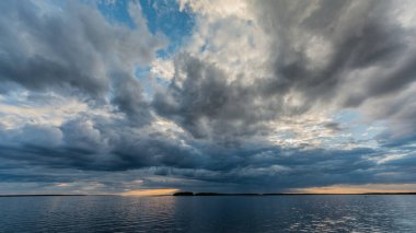Finlandiya 'daki Porttipahta rezervuarında dramatik bulutlar vardır.