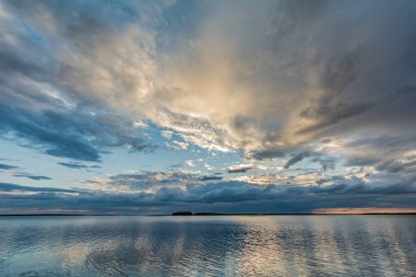 Finlandiya 'daki Porttipahta rezervuarında dramatik bulutlar vardır.