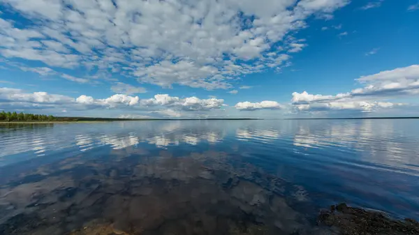 Finlandiya 'daki Lokka rezervuarının yüzeyinde bulutların yansıması