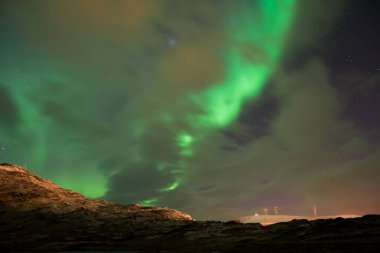 Sonbaharın sonlarında Kuzey Kutbu Norveç 'te gökyüzünde yeşil aurora borealis görüldü.