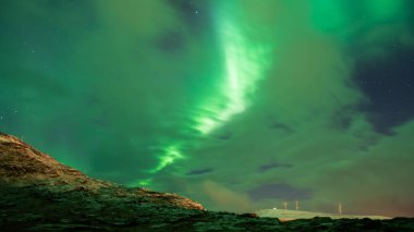 Sonbaharın sonlarında Kuzey Kutbu Norveç 'te gökyüzünde yeşil aurora borealis görüldü.