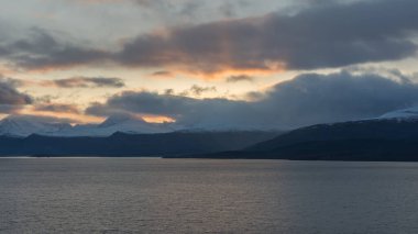Sonbaharın sonlarında Kuzey Kutbu Norveç manzarası