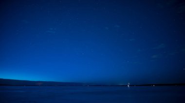 Finlandiya, Tampere 'deki Nasijarvi Gölü üzerindeki mavi gece manzarası