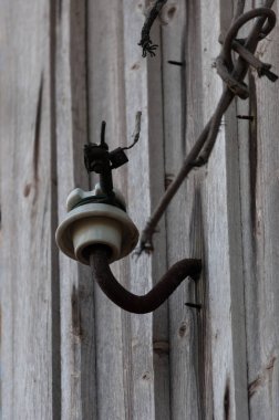 Tahta duvarda eski elektrikli aletler.