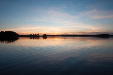 İlkbaharda Finlandiya ormanlarında manzaralı göl manzarası