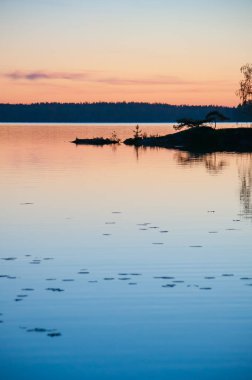 Yaz başında Finlandiya 'da sakin bir gölün kenarında