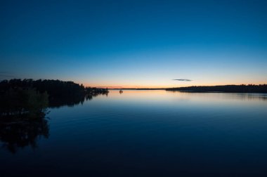 Yaz başında Finlandiya 'da sakin bir gölün kenarında