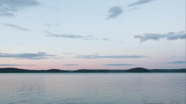 Finlandiya ormanlarındaki bir gölün kıyısındaki yaz akşamının zaman aşımı