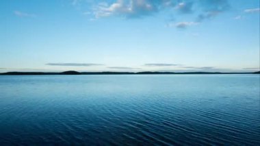 Finlandiya ormanlarındaki bir gölün kıyısındaki yaz akşamının zaman aşımı