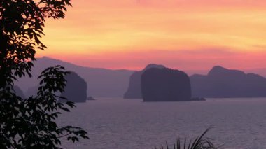 Karst adasıyla tropikal bir denizin sabah manzarası