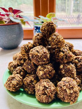 Ev yapımı çikolatalı ve fındıklı kurabiye.