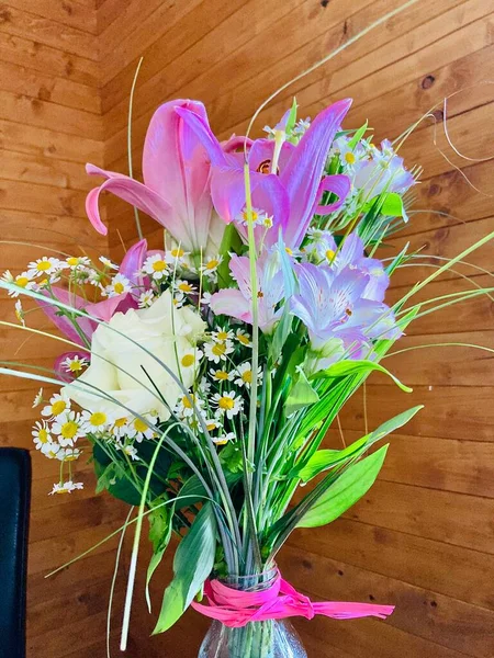 Vazoda güzel bir buket çiçek.