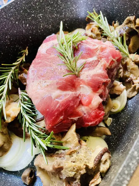 Siyah tabakta baharatlı biftek ve otlar.