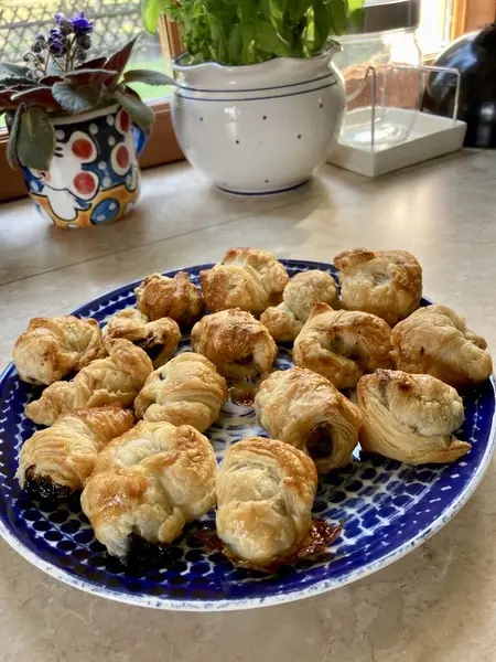 Et ve sebzeli taze pişmiş turtalar.