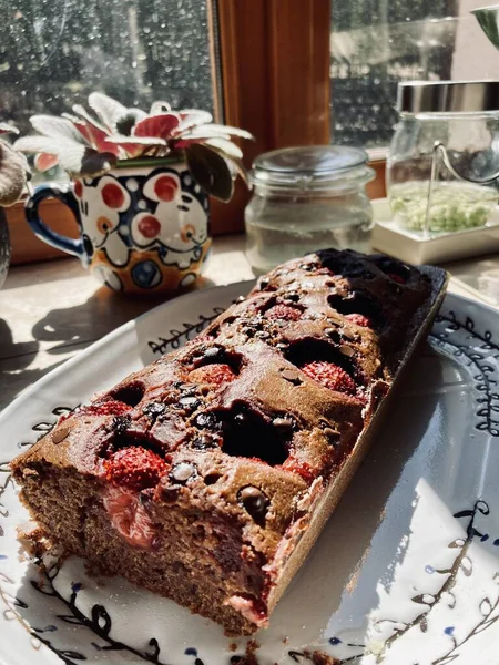 Böğürtlenli ve fındıklı ev yapımı pasta