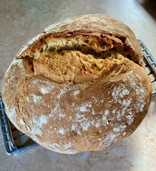 ev yapımı ekmek masanın üzerine