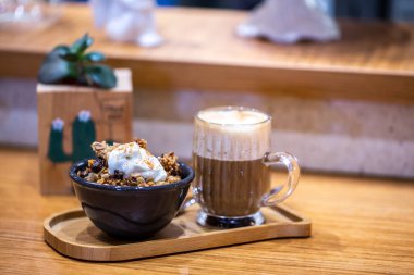 Tahta Masada Sağlıklı Tatlıyla Latte