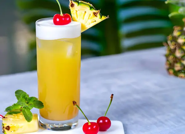 Frischer Sommercocktail Mit Zitrone Minze Kirsche Kirsche Und Ananas — Stockfoto
