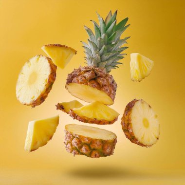 Olgun ananas bileşimi ve sarı arka planda olgun ananas parçaları. sağlıklı tropikal meyve.