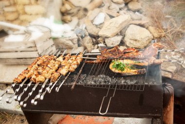 Şiş kebap, balık, ızgarada tavşan.