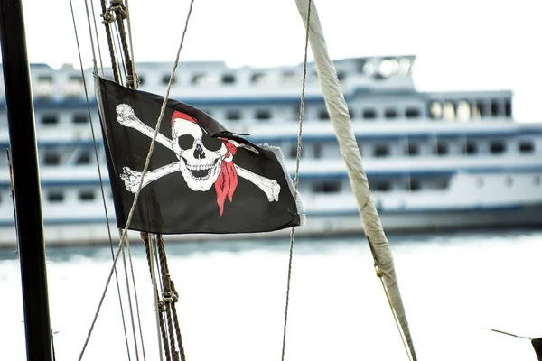 Пиратский Флаг Фоне Корабля — стоковое фото
