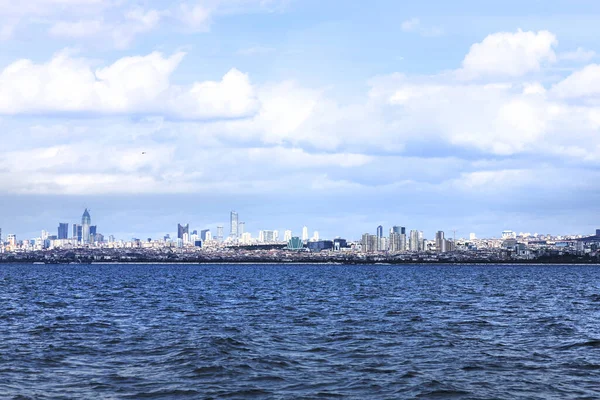 Boğaz 'ın karşı tarafında bir şehir. İstanbul.