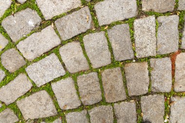 Yol kaldırım taşlarıyla döşenmiş. Yukarıdan görüntüle.