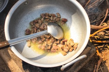 Moong Dal Pakoda, diğer adıyla Moong Dal Bhajiya veya Moong Dal Vada kızgın yağda kızartılmış ve Pakistan sokaklarında hizmet vermiştir. Hint sokak yemekleri Pakoda Hazırlık. Çıtır Yağlı Kızartma Pakora.