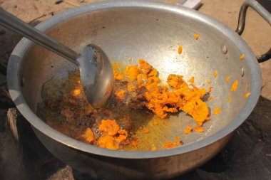 Moong Dal Pakoda, diğer adıyla Moong Dal Bhajiya veya Moong Dal Vada kızgın yağda kızartılmış ve Pakistan sokaklarında hizmet vermiştir. Hint sokak yemekleri Pakoda Hazırlık. Çıtır Yağlı Kızartma Pakora.