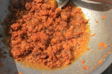 Moong Dal Pakoda, diğer adıyla Moong Dal Bhajiya veya Moong Dal Vada kızgın yağda kızartılmış ve Pakistan sokaklarında hizmet vermiştir. Hint sokak yemekleri Pakoda Hazırlık. Çıtır Yağlı Kızartma Pakora.