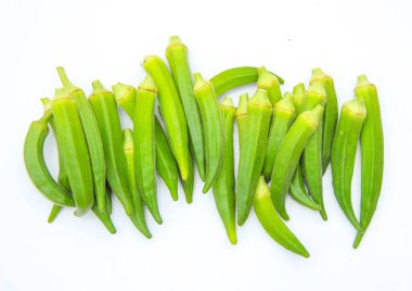 Beyaz arka planda izole edilmiş taze bamyanın yakın plan görüntüsü. Taze yeşil bamya sebzesi beyaz arka planda izole edilmiş. Beyaz arka planda bamyalar. Beyaz arka planda bamya ya da kadın parmağı sebzesi.